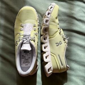 on shoes green size 7